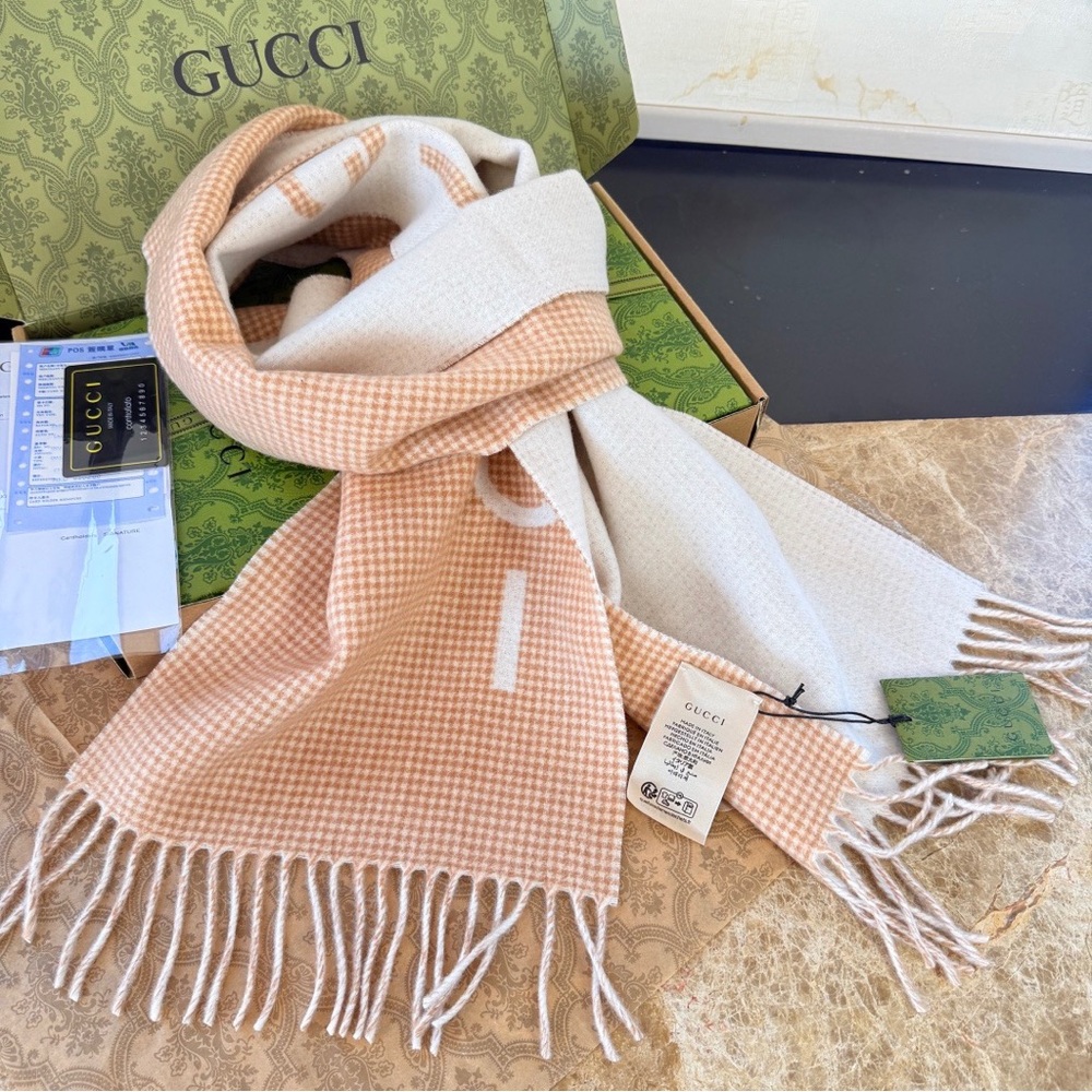 Gucci Women’s Beige and Ivory Houndstooth Scarf